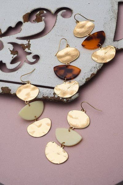 HAMMERED METAL ACRYLIC MIX DROP EARRINGS | 31E21743: IVORY