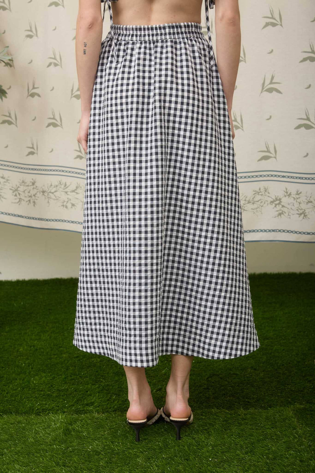 GINGHAM ELASTIC WAIST MIDI SKIRT: BLACK