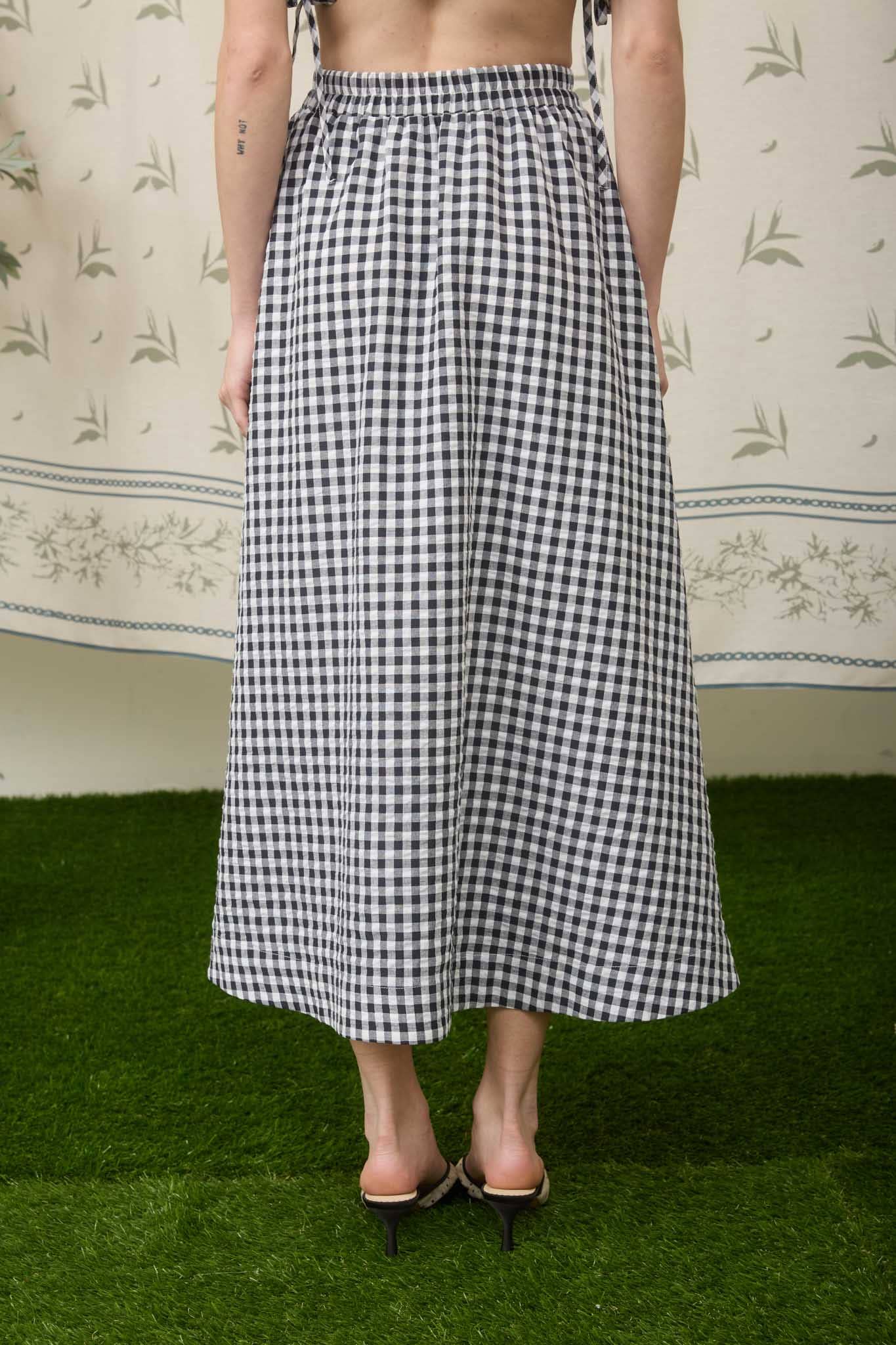 GINGHAM ELASTIC WAIST MIDI SKIRT: BLACK
