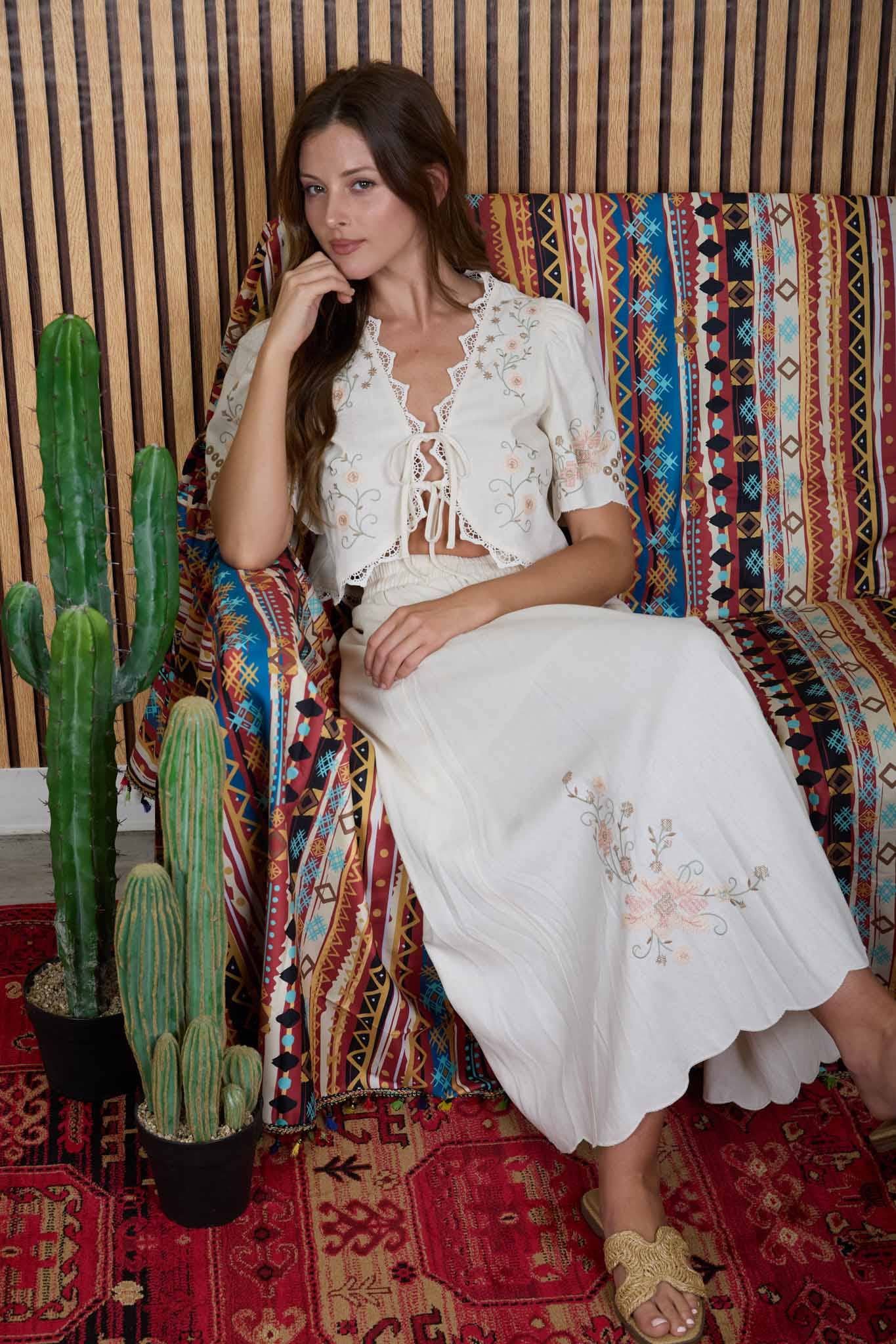 FLORAL EMBROIDERY DETAIL FRONT TIE LINEN CROP TOP: CREAM
