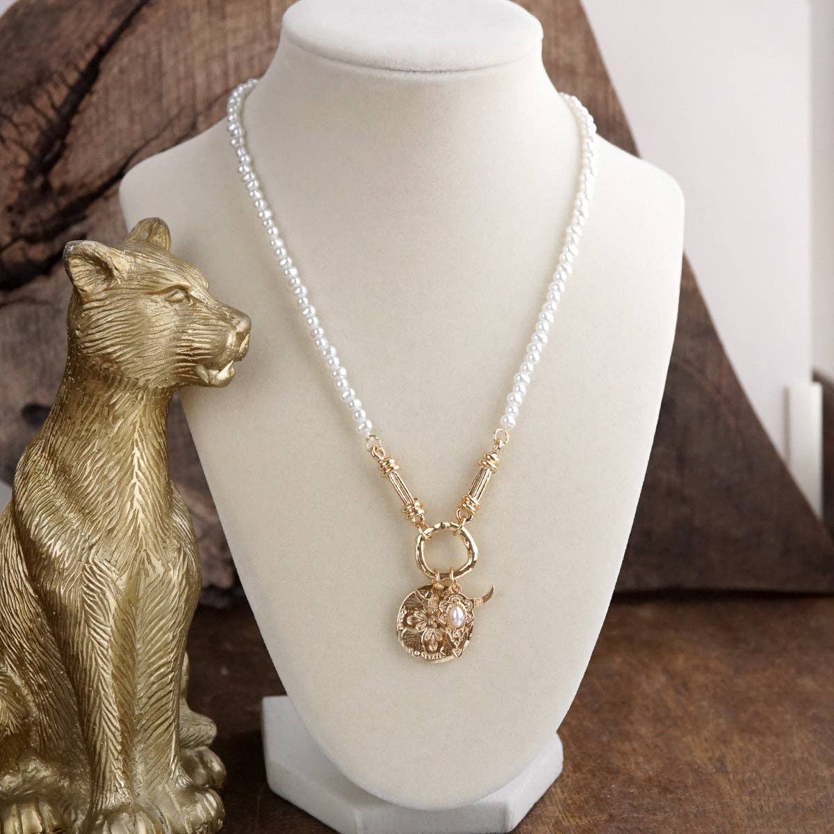Prairie Pearl – Bull Skull Cluster Pendant Necklace