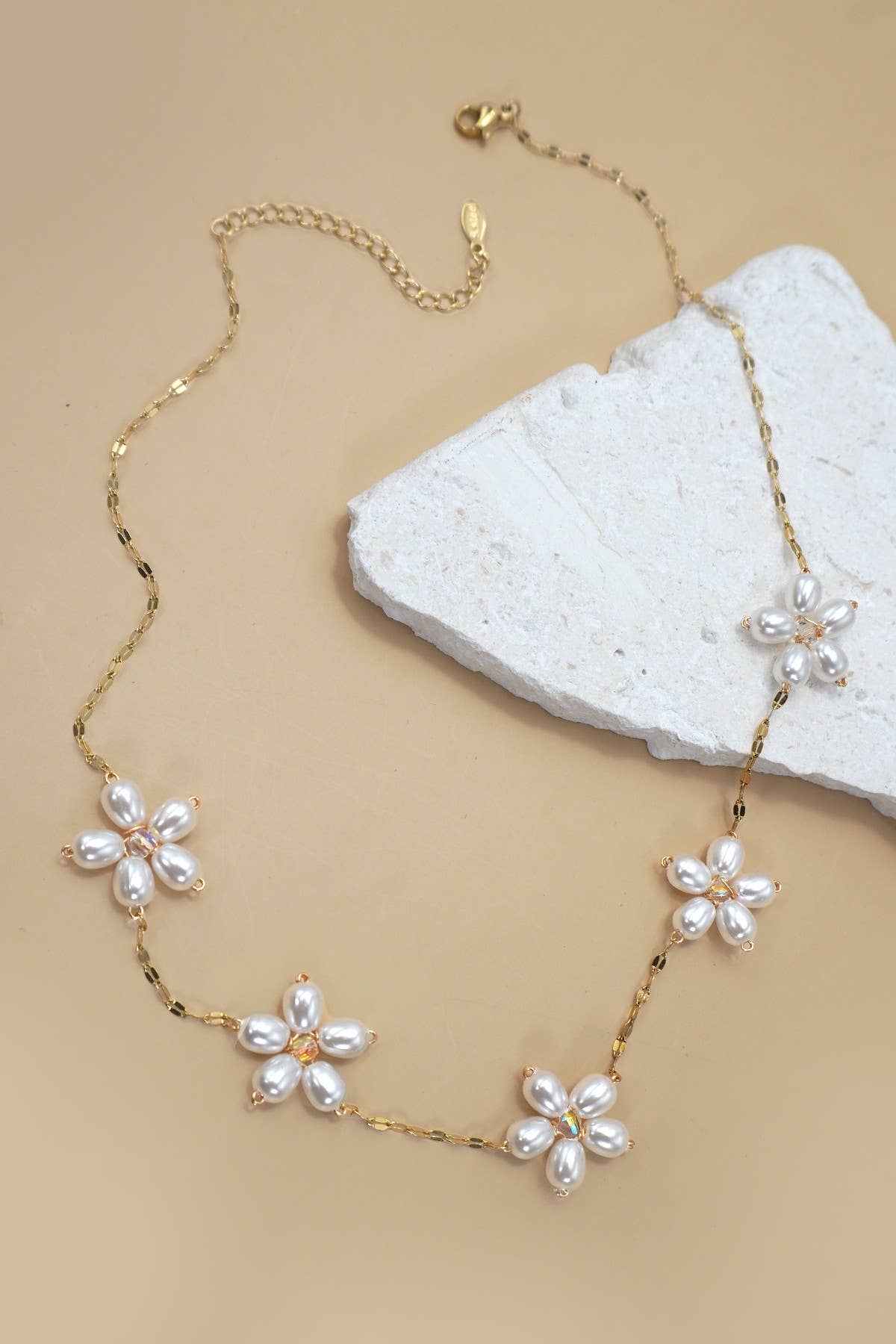 18K STAINLESS STEEL TARNISH PEARL FLOWER NECKLACE | 40NK9417: GOLD