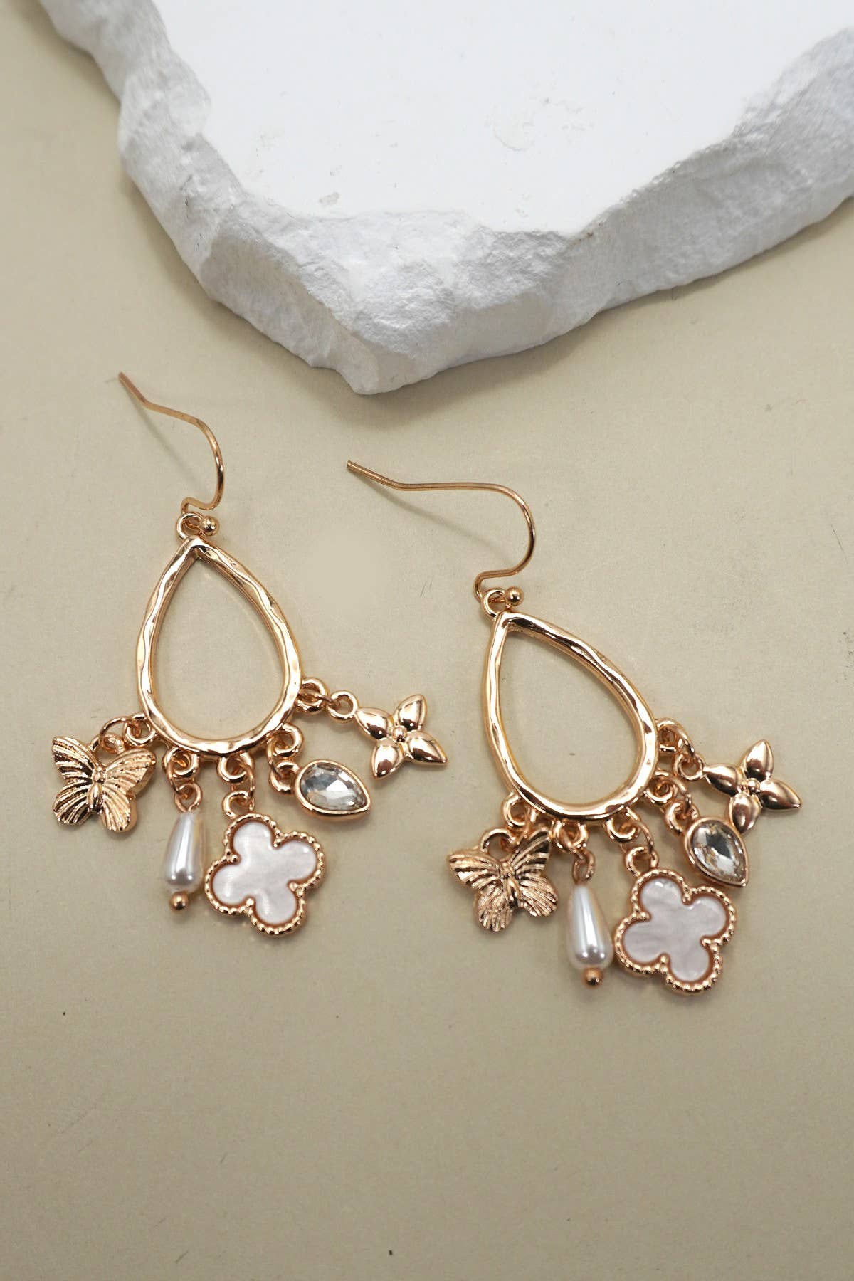 MULTI CHARM CLOVER TEARDROP EARRINGS | 80E61133: GOLD