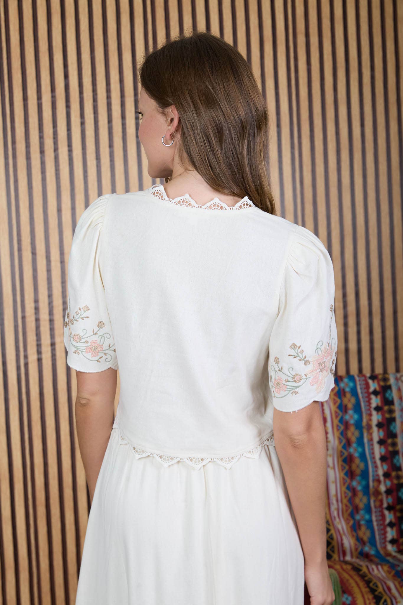 FLORAL EMBROIDERY DETAIL FRONT TIE LINEN CROP TOP: CREAM