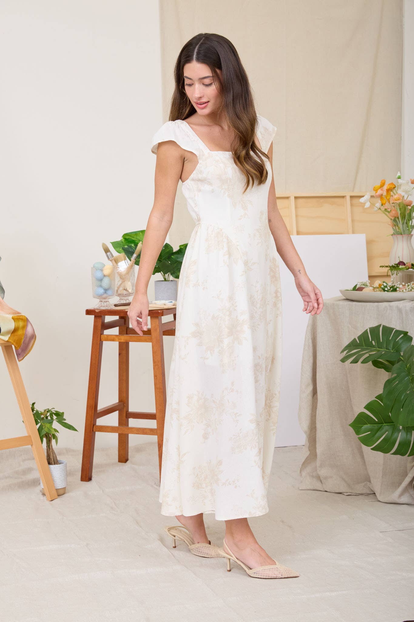 FLORAL SQUARE NECK BELL SLEEVE MIDI DRESS: LIGHT KHAKI