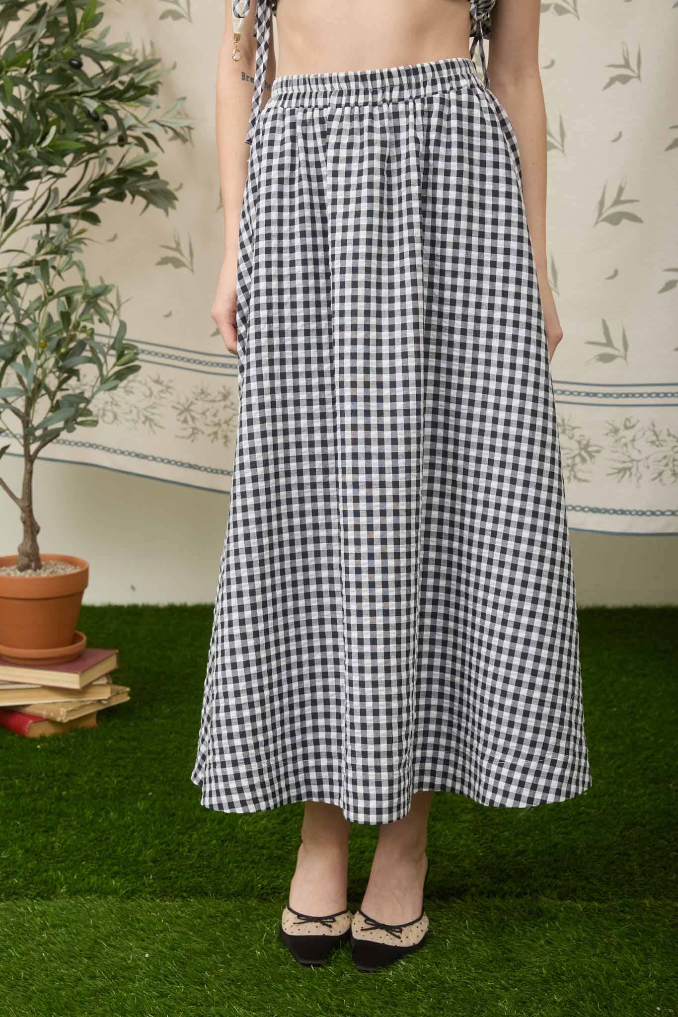 GINGHAM ELASTIC WAIST MIDI SKIRT: BLACK