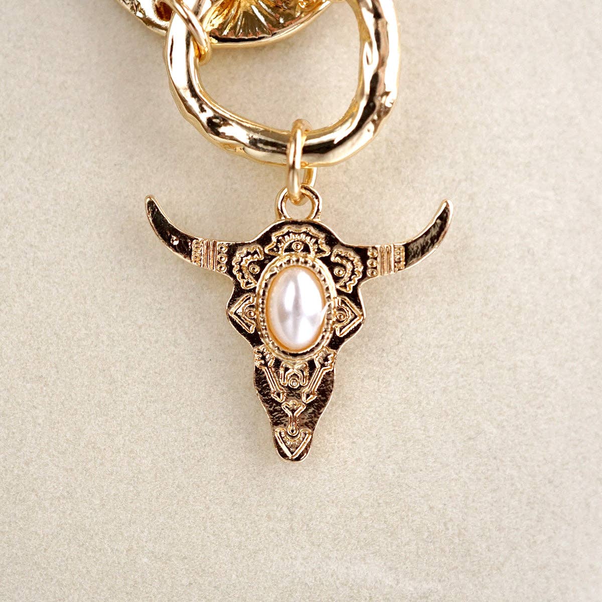 Prairie Pearl – Bull Skull Cluster Pendant Necklace
