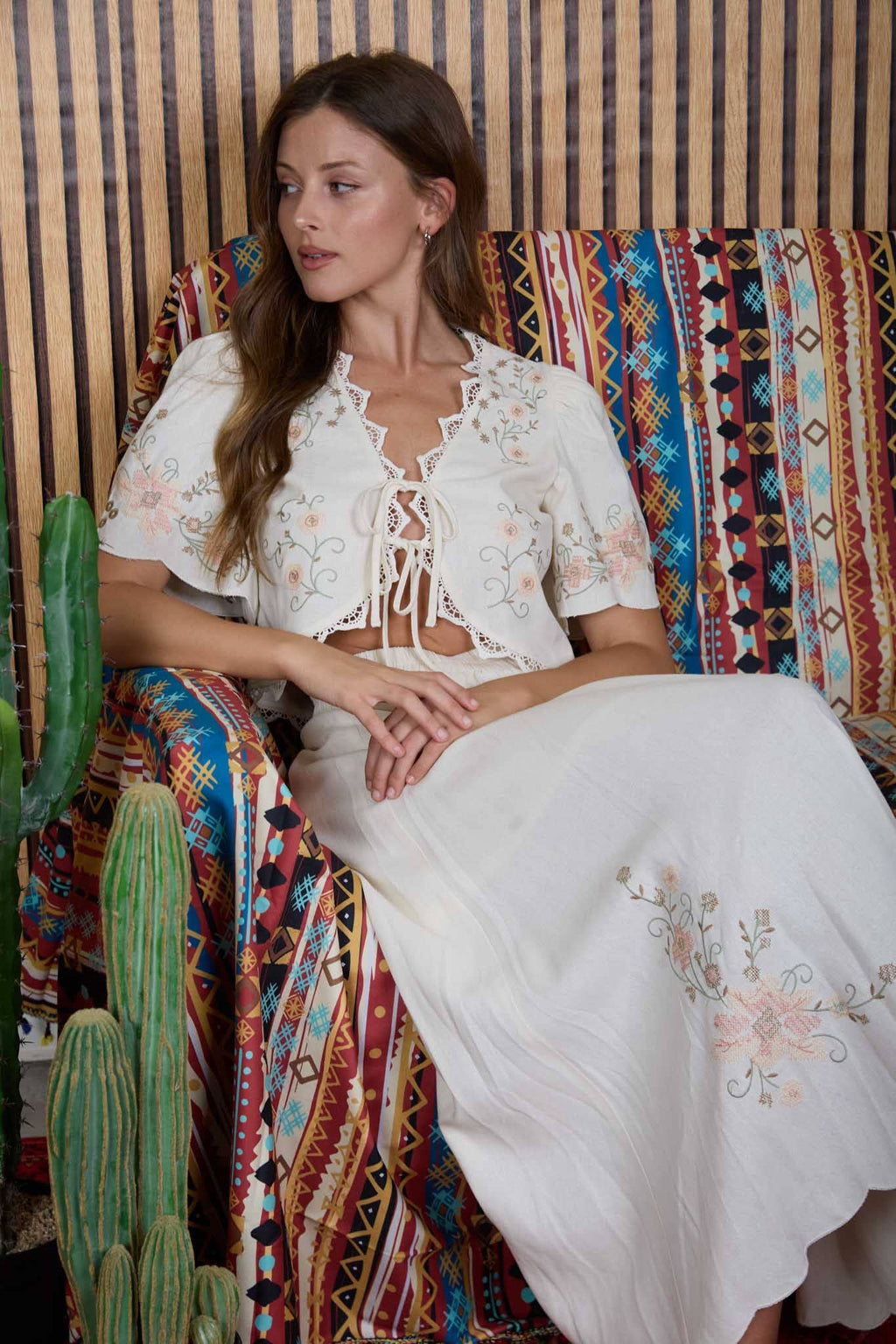 FLORAL EMBROIDERY DETAIL FRONT TIE LINEN CROP TOP: CREAM