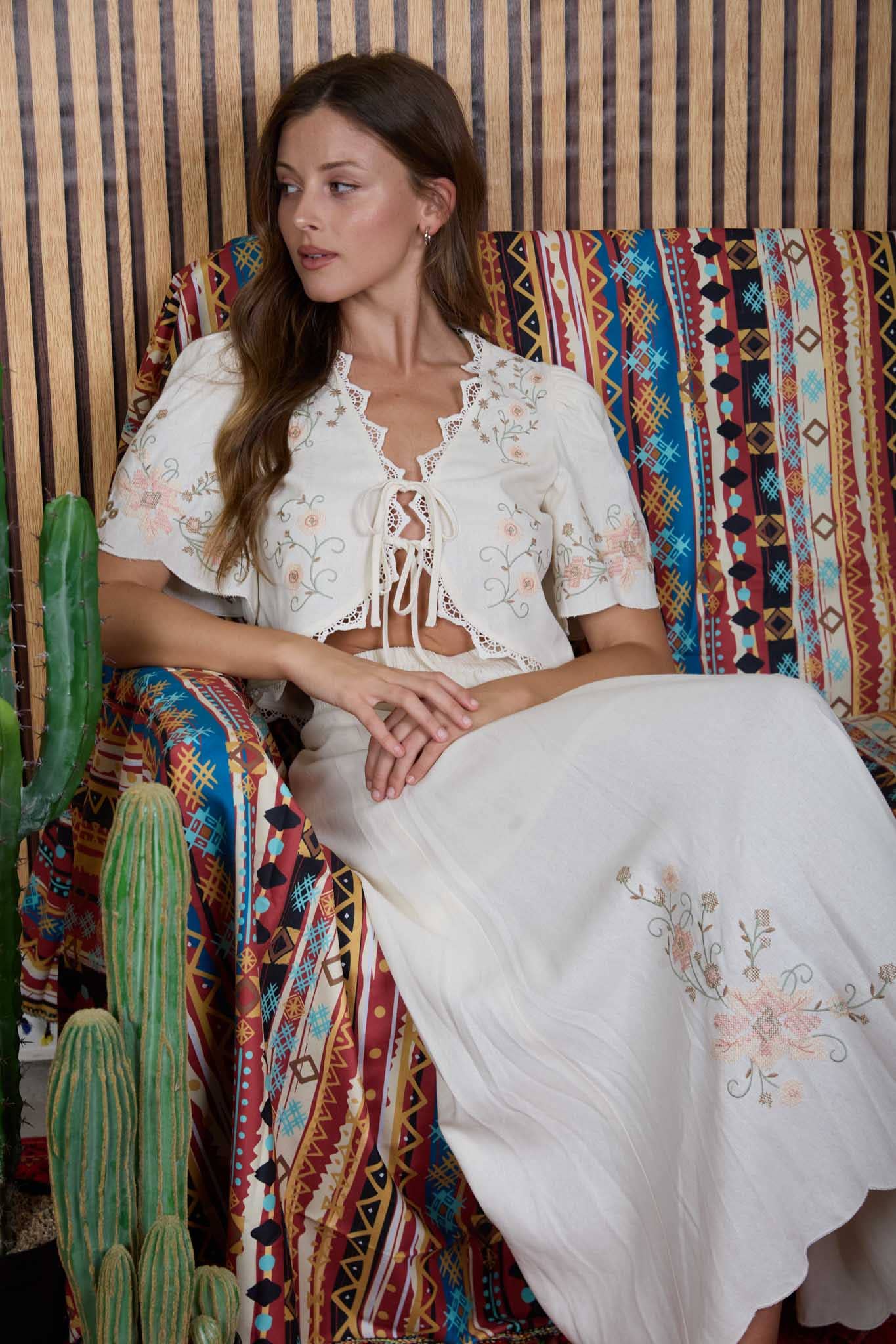 FLORAL EMBROIDERY DETAIL FRONT TIE LINEN CROP TOP: CREAM