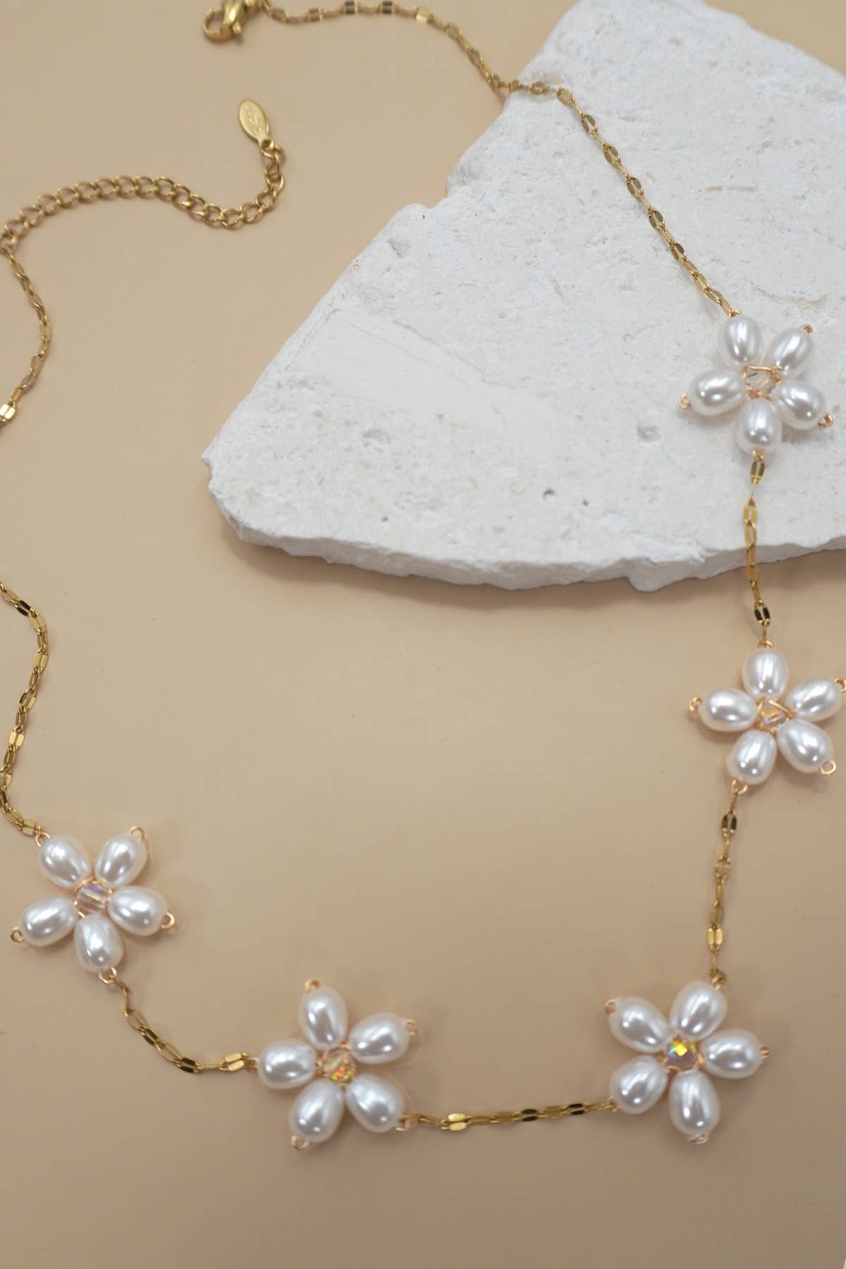 18K STAINLESS STEEL TARNISH PEARL FLOWER NECKLACE | 40NK9417: GOLD