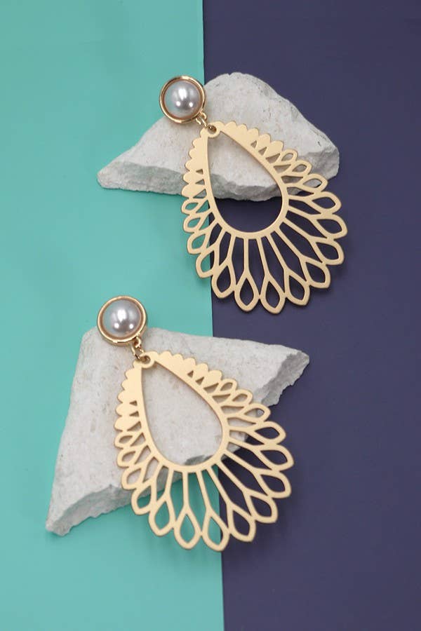 TEARDROP MATTE WITH A SINGLE PEARL EARRINGS | 80E1627: Matte Gold