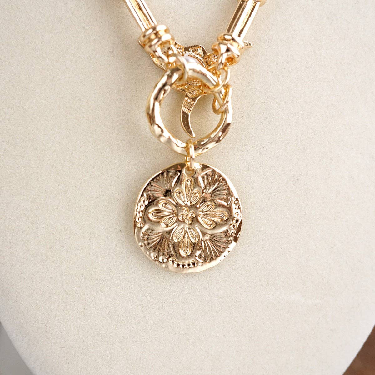 Prairie Pearl – Bull Skull Cluster Pendant Necklace